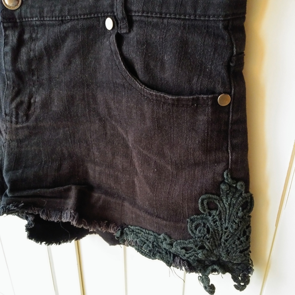 U2B Black Lace Applique Denim Frayed Shorts (M)